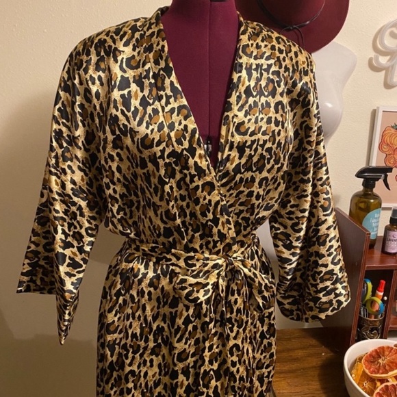 Vintage Nordstrom Lingerie Leopard Robe - Picture 4 of 13
